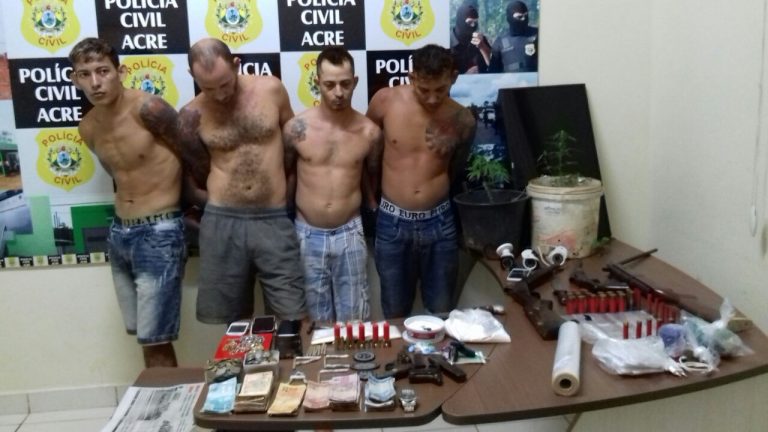 Policia Civil cumpre mandado, prende 4 e apreende armas de fogo em bairro de Rio Branco