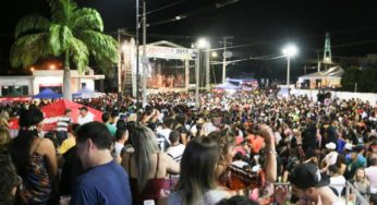 Carnavale leva multidão para agitar o aniversário de Brasiléia