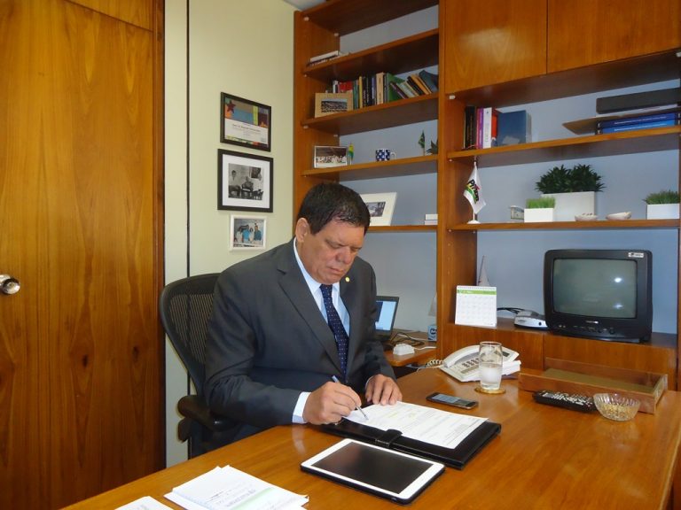 Deputado Flaviano garante R$ 1,5 milhão a cinco municípios