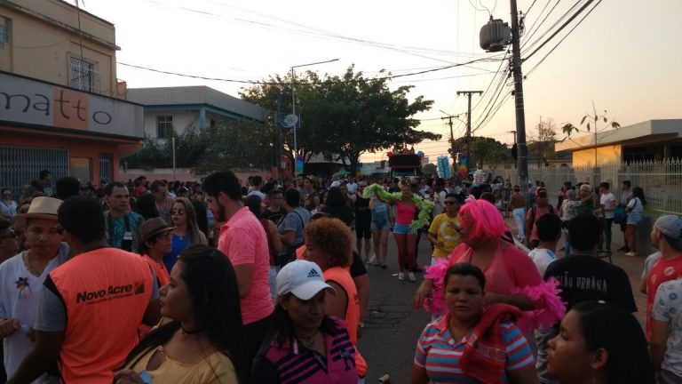 Manifestantes já se reúnem para Parada Gay, que deve começar daqui a pouco em Rio Branco
