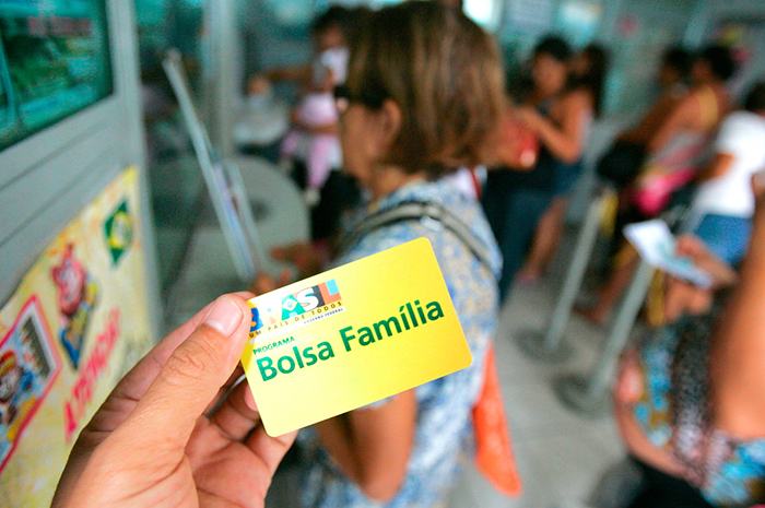 Bolsa Família é reajustado pelo governo em 5,67%; valor será R$ 187,79