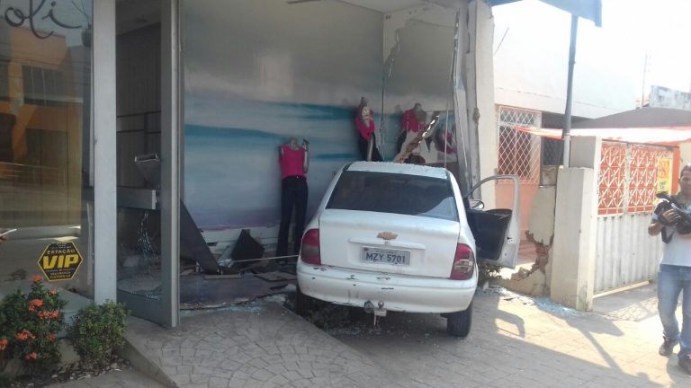 Câmeras de segurança flagram veículo invadindo loja na Avenida Ceará, em Rio Branco