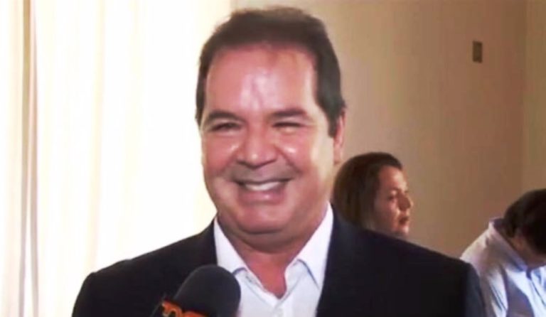 Sebastião Viana sorri ao explicar “calote” de R$ 2 milhões em advogados