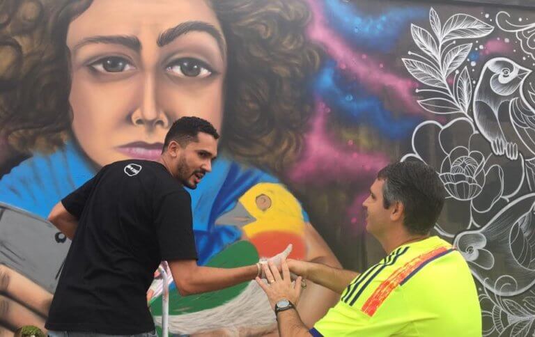 Com apoio da prefeitura , grafiteiros entregam maior painel de arte urbana do Acre