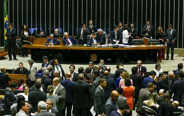 Ao vivo: plenário da Câmara dos Deputados vota denúncia contra o presidente Temer e ministros