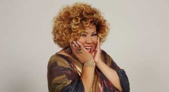 Vídeo: Alcione faz visita surpresa a fã e conhece coleção com itens de sua carreira
