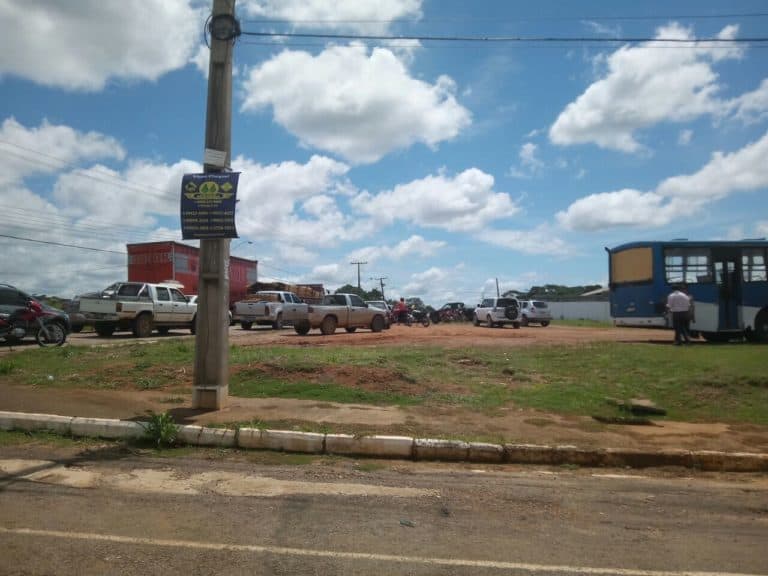 Agricultores em protesto bloqueiam a rodovia AC-10, entre Rio Branco e Porto Acre