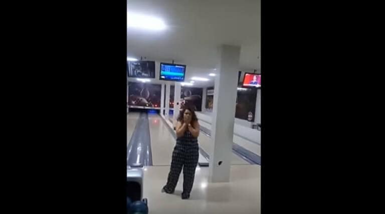 Mulher quebra televisão com bola de boliche durante arremesso desastroso e vídeo viraliza em RO