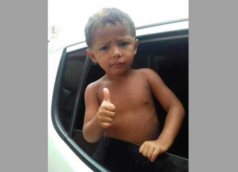 Policiais militares pedem ajuda da população para encontrar os pais de criança encontrada sozinha na Via Chico Mendes neste sábado