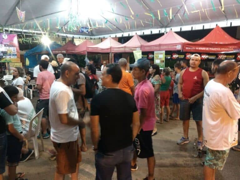 Chuva não afasta foliões do carnaval do bairro Cadeia Velha, em Rio Branco