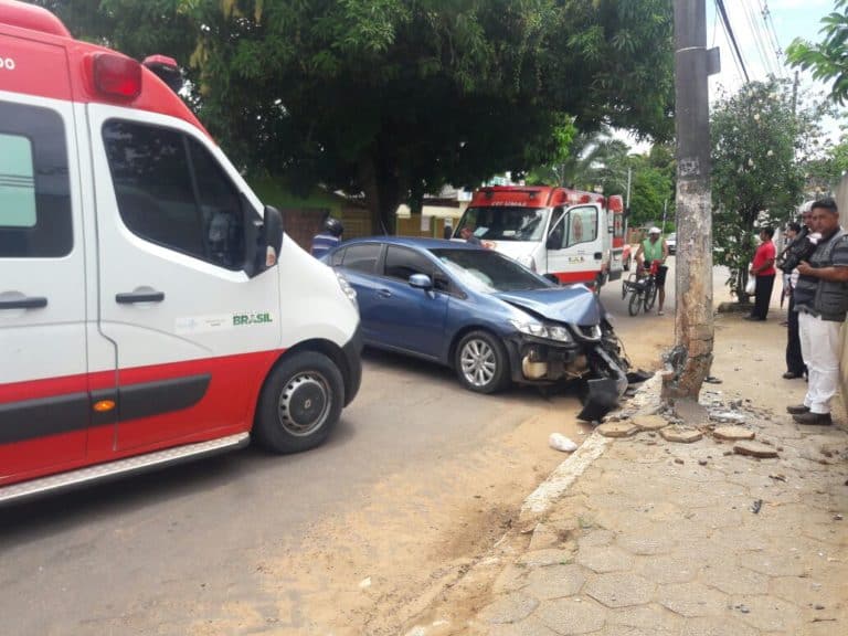 Oficial do exército tem mal súbito e colide veículo contra poste, em Rio Branco