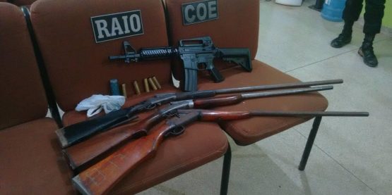 Polícia Militar apreende três armas de fogo e um simulacro de fuzil