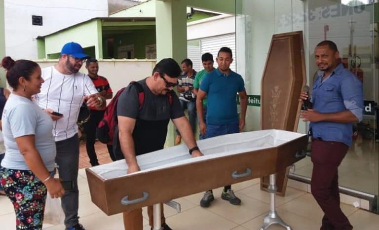 Servidores da Saúde do Quinari usam caixão emprestado por vereador para fazer “velório” de prefeito André Maia