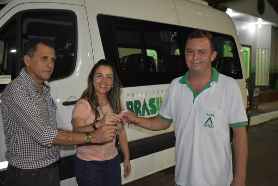 Fernanda Hassem entrega veículo que garante tratamento de paciente em Rio Branco