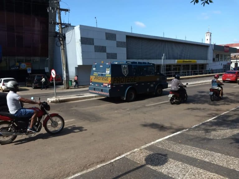 Com novo corredor de ônibus, carros-fortes param longe de bancos no Centro da capital