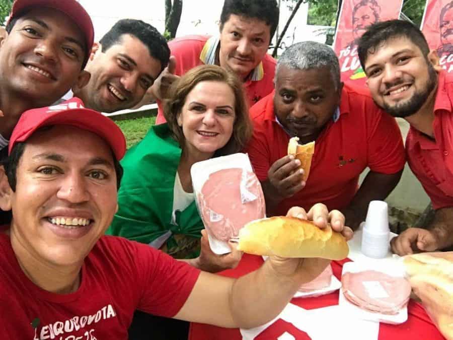 No Acre, petistas comem pão com mortadela em ato a favor do ex-presidente Lula