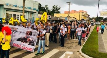 Centenas de pessoas caminham pelas ruas do município de Cruzeiro do Sul em marcha contra o crack e outras drogas