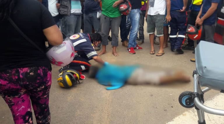 Idoso morre após colidir contra caminhonete na Amadeo Barbosa