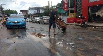 Em importante avenida de Cruzeiro do Sul, morador tapa-buraco com concretos; vias centrais estão esburacadas