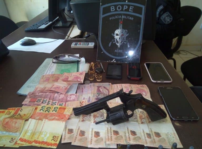 Bope aprende arma de fogo, veículo e dinheiro no bairro Morada do Sol