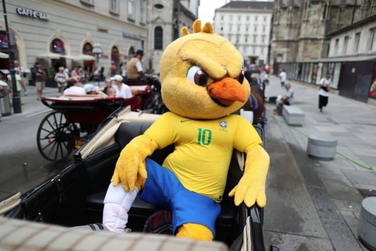 Com reforço do Canarinho, seleção chega a Kazan com festa da torcida brasileira