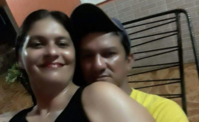Homem mata esposa a facadas na Vila Campinas; marido está foragido