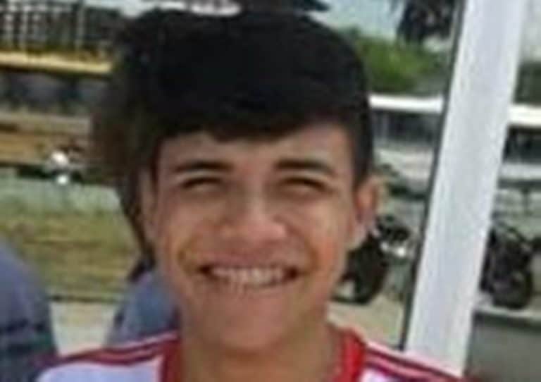 Estudante de 17 anos morre após ser baleado ao descer de táxi em Cruzeiro do Sul