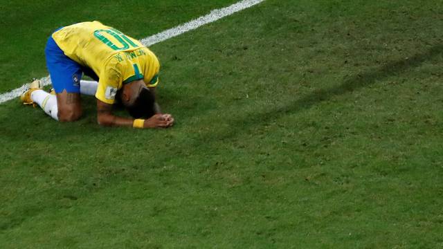 Arrasado por trio belga no 1º tempo, Brasil perde e está fora da Copa do Mundo