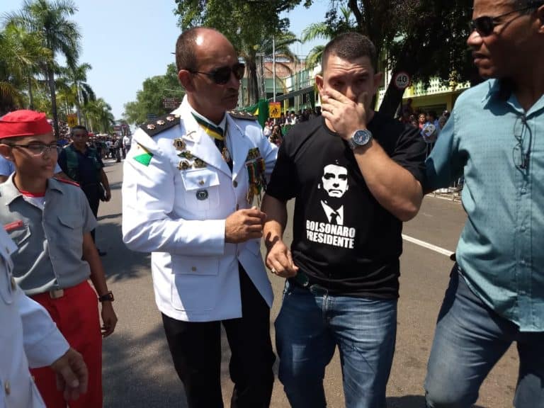 Eleitor de Jair Bolsonaro entra na avenida durante desfile e é retirado por organizadores