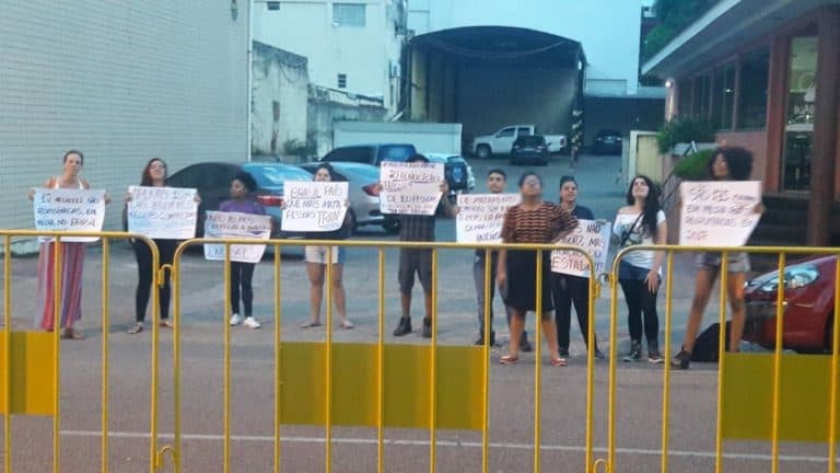 Feministas protestam contra Jair Bolsonaro em hotel no centro de Rio Branco