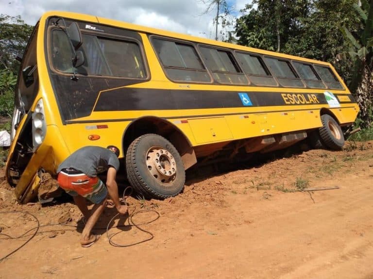 Ônibus com estudantes tomba no município de Porto Walter; três ficam feridos