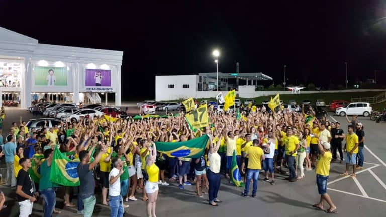 Centenas de apoiadores de Jair Bolsonaro fazem ato em frente a Havan de Rio Branco