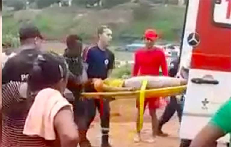 Vídeo mostra chegada de crianças vítimas de raio em porto do município de Sena Madureira