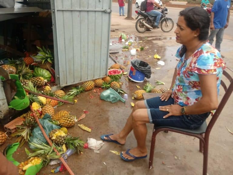 Funcionário da Embrapa derruba banca de frutas em acidente na Via Chico Mendes