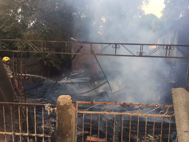 Casa é destruída por incêndio criminoso no bairro Palheiral; polícia prende suspeito