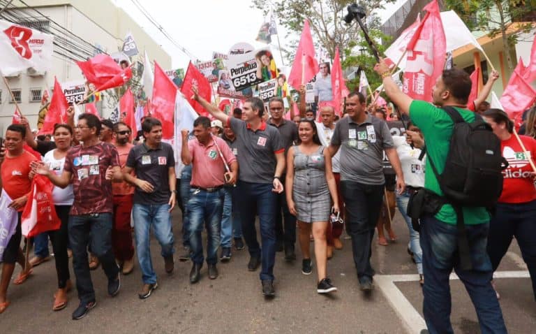 Na véspera das eleições, Marcus Viana faz caminhada pelo centro de Rio Branco