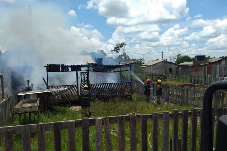 Casa é incendiada na Praia do Amapá