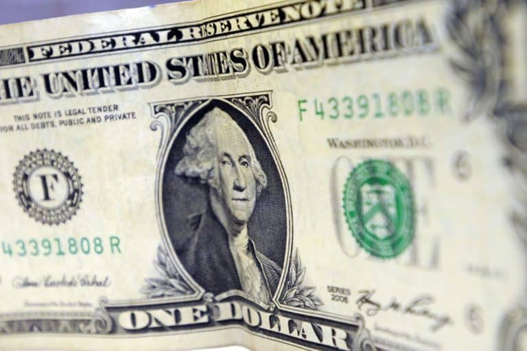Dólar tem pequena alta no dia seguinte a ato terrorista