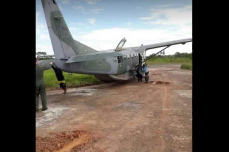 Avião do Exército atola na pista de aeródromo do município de Santa Rosa do Purus