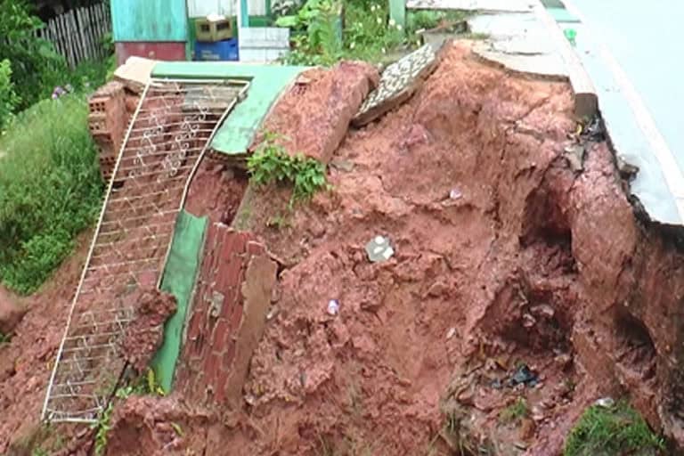 Deslizamento de terra por pouco não arrasta casa no município de Cruzeiro do Sul