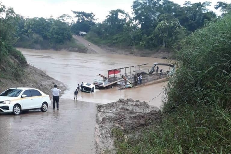 Caminhão do Deracre cai no rio Acre após acidente em balsa, no município de Xapuri