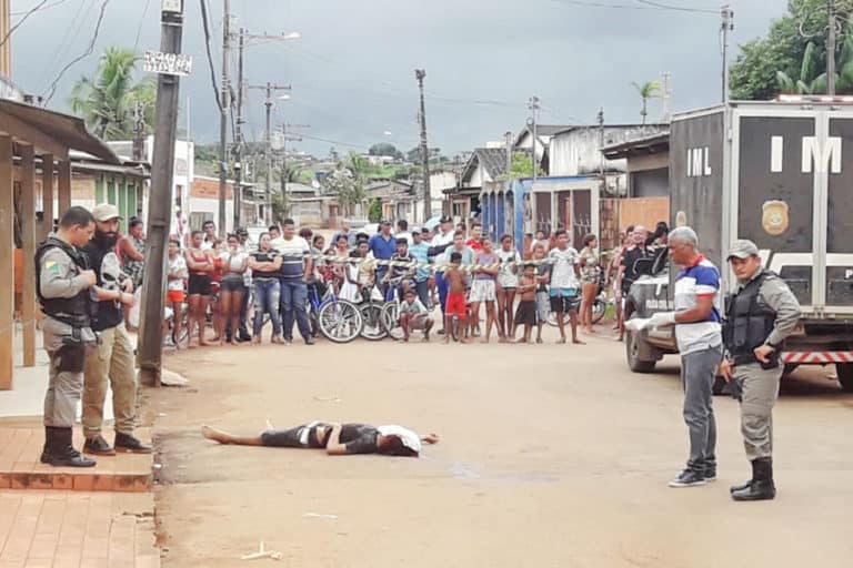 Homem é executado com cerca de 10 tiros na frente da esposa no bairro Bahia Velha