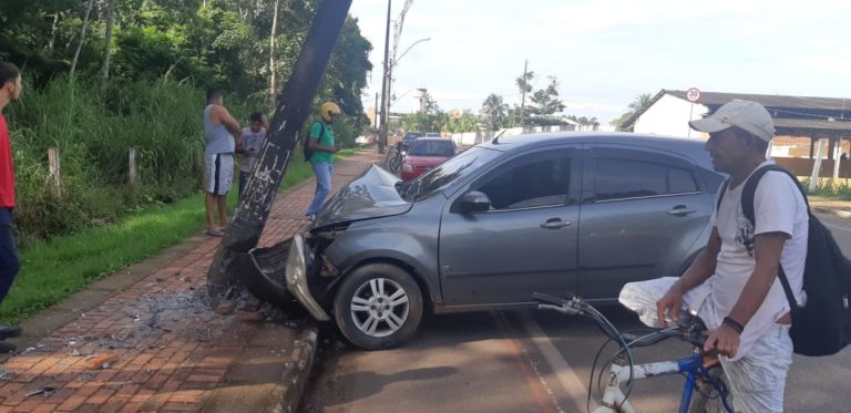 Motorista dorme ao volante e bate carro em um poste no bairro Bosque, em Rio Branco