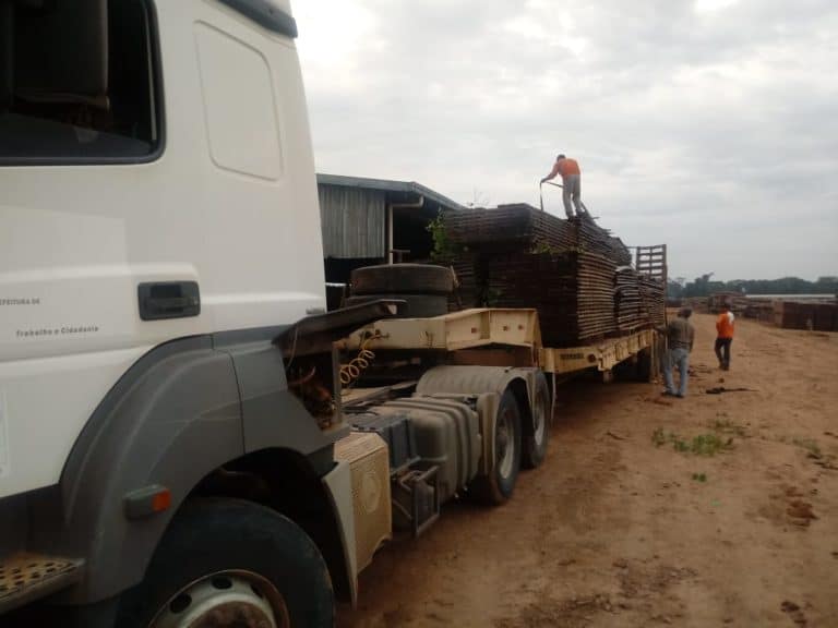 Empresários doam madeiras para famílias alagadas no município de Cruzeiro do Sul