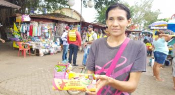 Pelo sonho de se formar, vendedora ambulante distribui carisma pelo centro de Rio Branco
