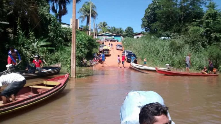 Em Plácido de Castro, Rio Rapirã transborda  e compras na Vila Evo Morales só de barco