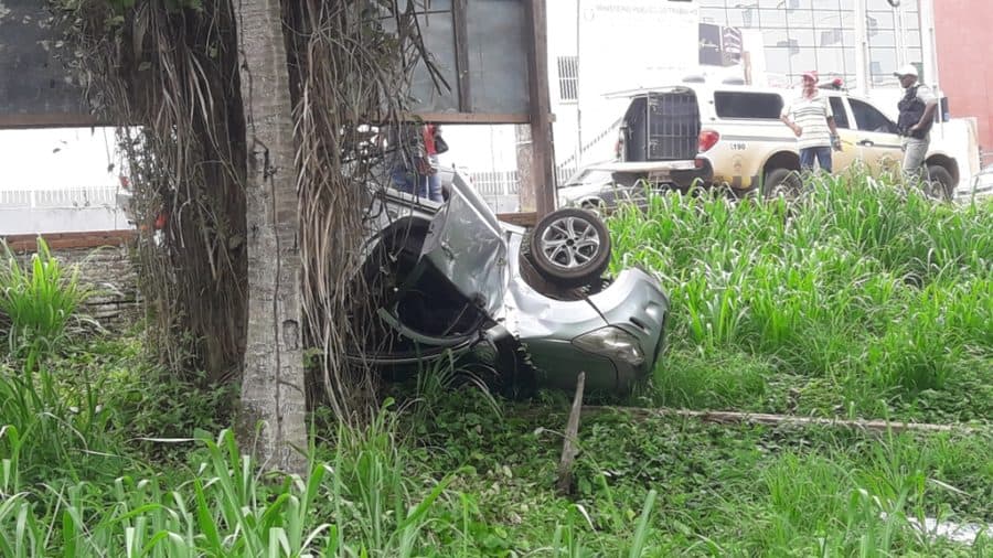 Após colisão com motocicleta, carro de motorista do Uber capota