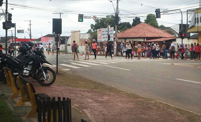 Esposas de presidiários interditam centro de Rio Branco em protesto