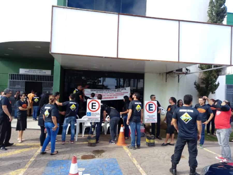 Servidores do Detran fazem manifestação contra comissionados