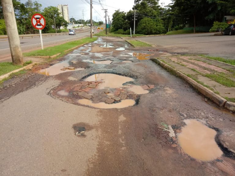 Usuários reclamam de crateras em rua de acesso ao Hospital das Clínicas